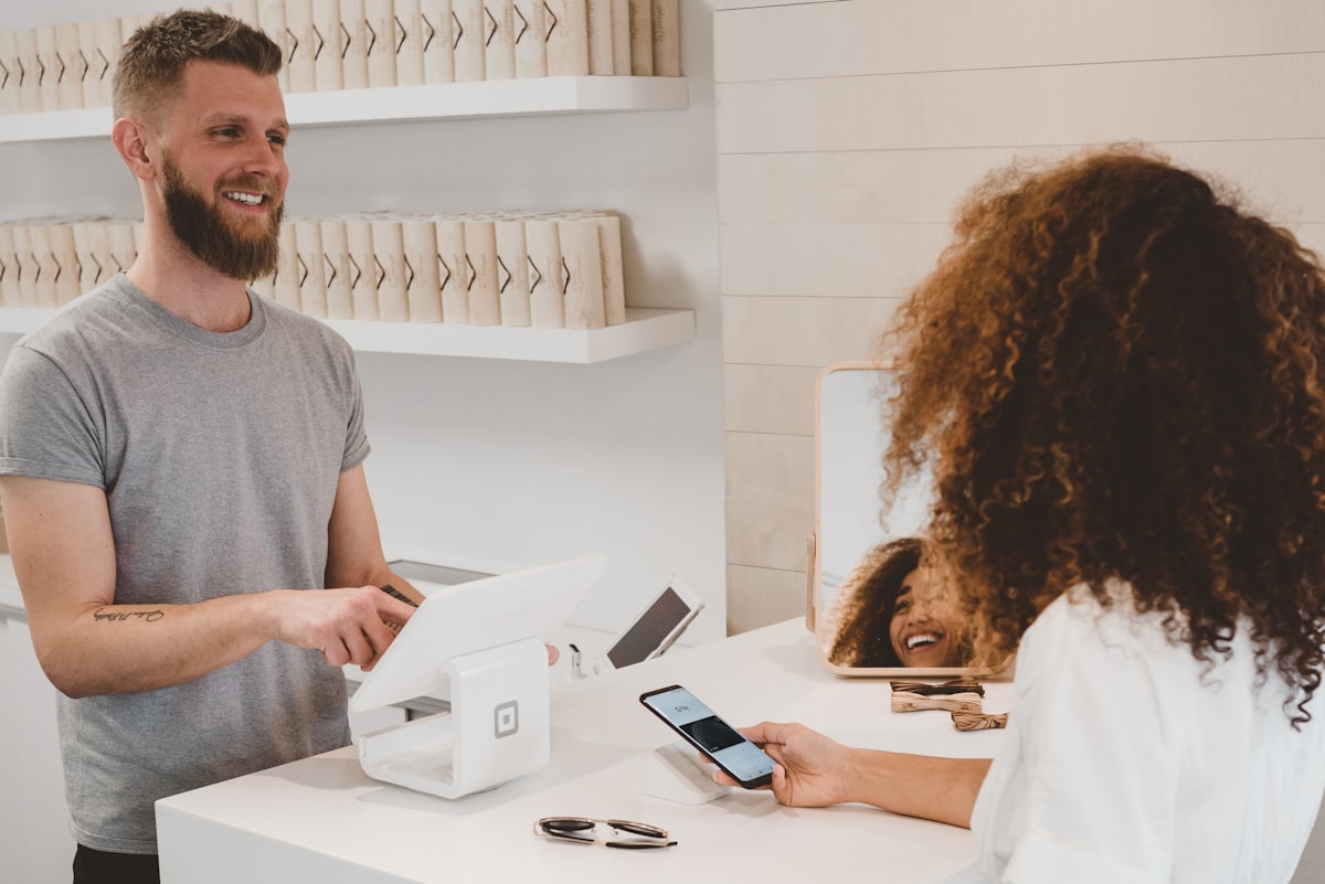 Seseorang menggunakan smartphone untuk shopping online, melambangkan WhatsApp eCommerce Malaysia